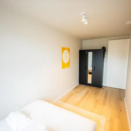 Apartment Cool 3 Bedroom Serviced 68m2 *